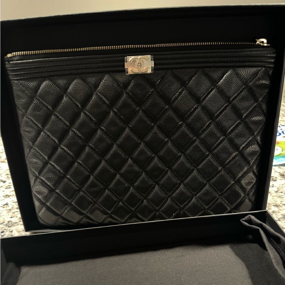Medium Chanel Boy Ocase - Picture 2 of 7